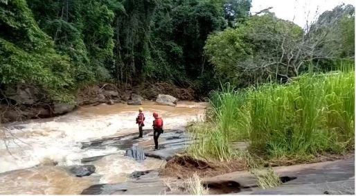 Bombeiros encontram corpo de adolescente desaparecido após deslizamento de terra em MG