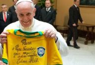“O Rei, dois Papas e dois Santos”: Vaticano presta homenagem a Pelé