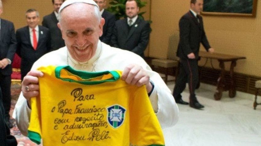 O papa Francisco com uma camiseta autografada por Pelé / Divulgação