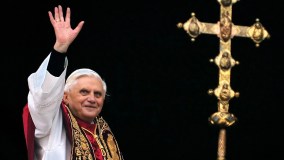 Bento XVI à multidão da varanda central da Basílica de São Pedro, no Vaticano, após ter sido escolhido papa, em 2005.