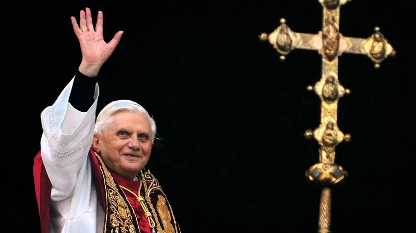 Bento XVI à multidão da varanda central da Basílica de São Pedro, no Vaticano, após ter sido escolhido papa, em 2005. • DOMENICO STINELLIS/ASSOCIATED PRESS/AE