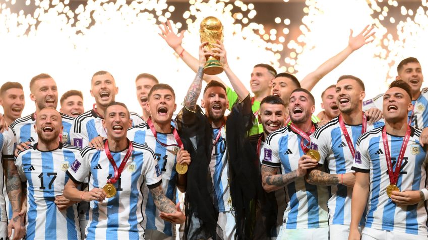 Jogadores da Argentina comemoram a conquista do troféu da Copa do Mundo 2022 • Foto: Divulgação/Selección Argentina