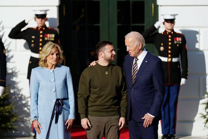 O presidente Joe Biden e a primeira-dama Jill Biden cumprimentam o presidente ucraniano Zelensky na Casa Branca / 21/12/2022 Andrew Harnik/AP