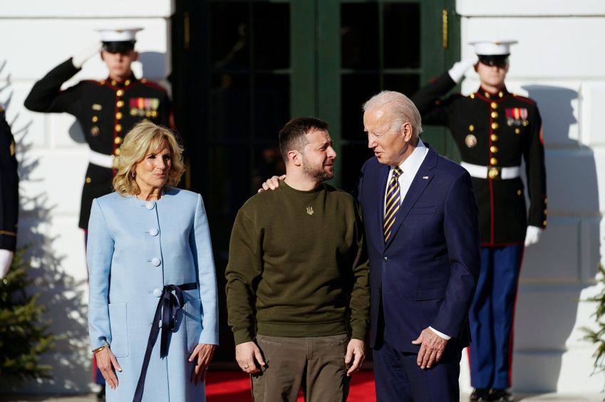 O presidente Joe Biden e a primeira-dama Jill Biden cumprimentam o presidente ucraniano Zelensky na Casa Branca / 21/12/2022 Andrew Harnik/AP