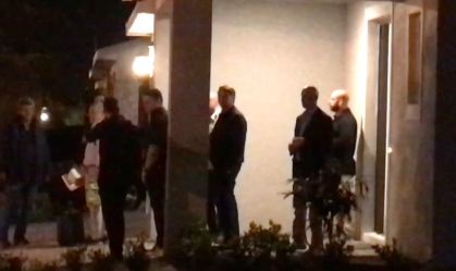 Imagens mostram Bolsonaro chegando na casa de José Aldo, em Orlando