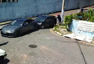 Criminosos atiram em carro de luxo blindado em SP e motorista foge; veja vídeo