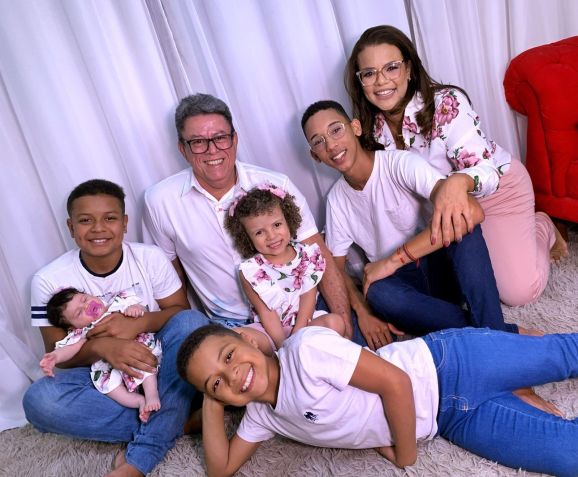 Cinara e seu esposo Jonair Domingos com seus filhos: Icaro,16 anos, Yenzo,12 anos, Henrique, 9 anos, Hilary 4 anos e a Malú 5 meses. / Arquivo pessoal