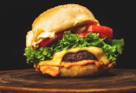 Rede de fast food é condenada por mandar empregado burlar validade de produtos