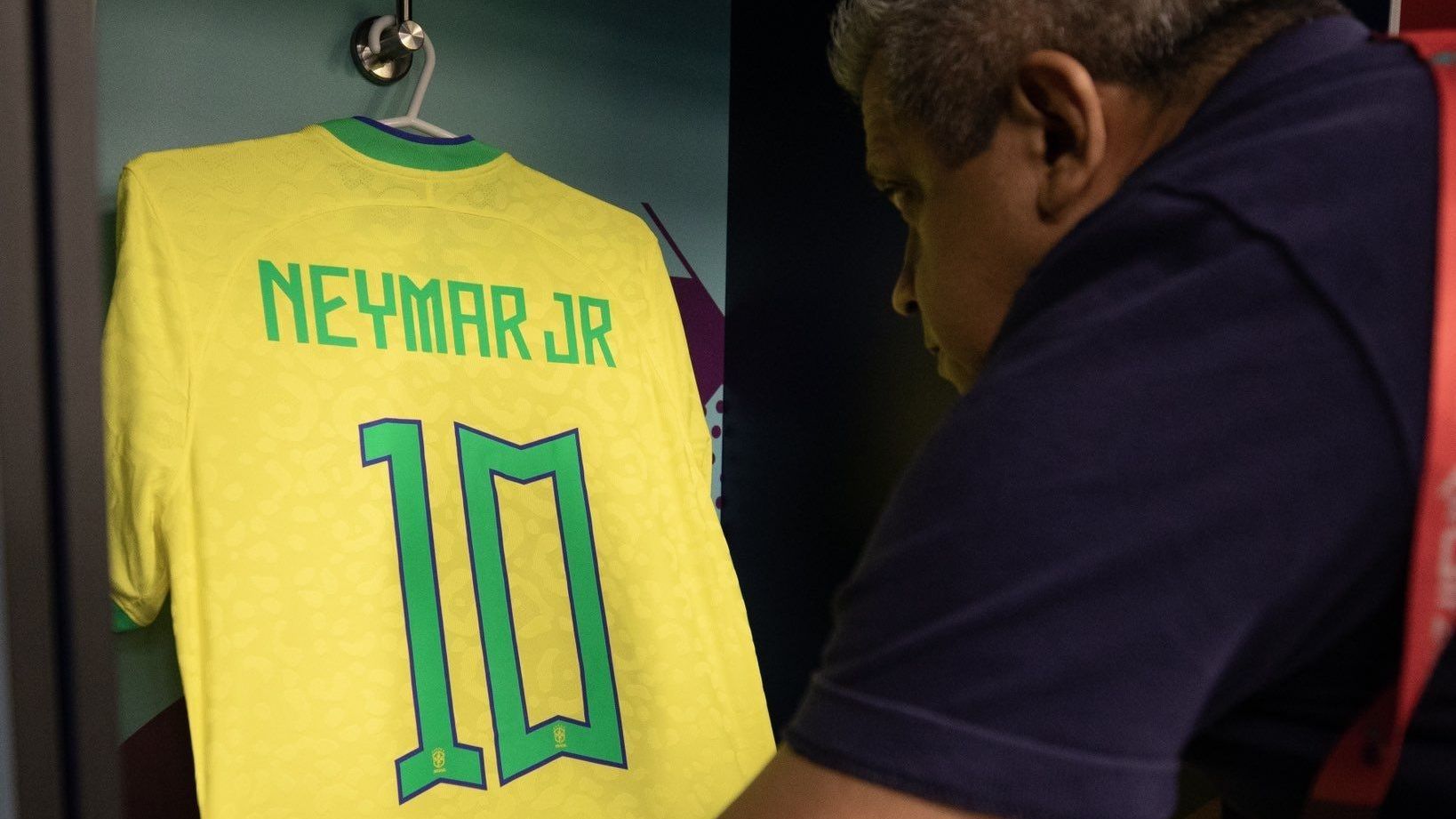 Camisa de Neymar é colocada no vestiário do Estádio 974 para a partida entre Brasil e Coreia do Sul pelas oitavas da Copa do Mundo no Catar