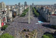 Torcedores tomam as ruas da Argentina após conquista do tri da Copa do Mundo