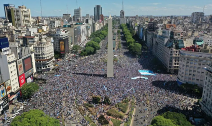 Torcedores tomam as ruas da Argentina após conquista do tri da Copa do Mundo