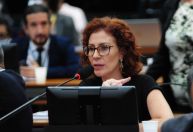 Moraes manda PF apreender armas, celulares e passaporte de Zambelli e afasta sigilo bancário