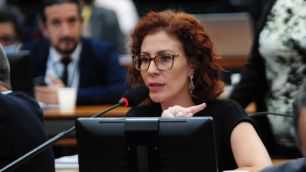 Câmara dos Deputados avalia necessidade de votar prisão de Carla Zambelli