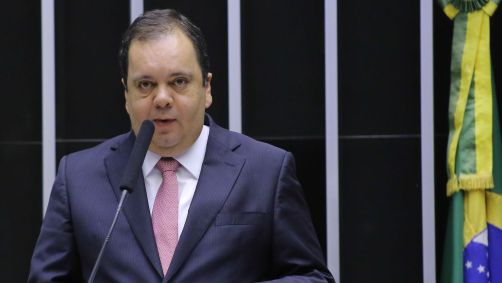 Ministros do União Brasil defendem permanência de Elmar na disputa pela sucessão da Câmara, dizem fontes
