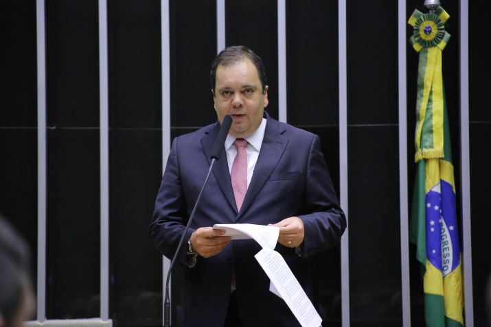 Deputado Elmar Nascimento (União Brasil-BA) é o relator da PEC do Estouro na Câmara / Michel Jesus/Câmara dos Deputados