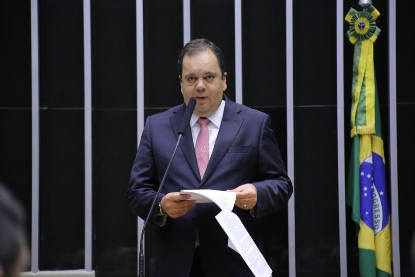 Deputado Elmar Nascimento (União Brasil-BA) é o relator da PEC do Estouro na Câmara / Michel Jesus/Câmara dos Deputados