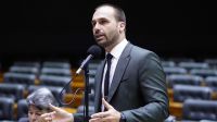 Veja os crimes pelos quais Moraes mandou investigar Eduardo Bolsonaro