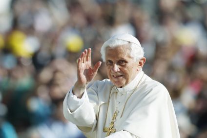 O então papa Bento XVI abençoa os fiéis ao passar pela Praça de São Pedro, no Vaticano, depois de audiência geral semanal, em 24 de outubro de 2012.