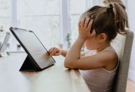 Cada vez mais crianças brasileiras se conectam à internet antes dos 6 anos, diz pesquisa