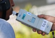 Homem é pego no bafômetro da empresa e acaba demitido; veja o que diz a lei