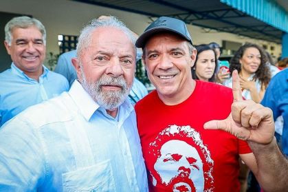 O cantor Juliano Maderada ao lado do presidente eleito, Luiz Inácio Lula da Silva (PT)