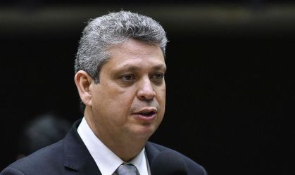 Ministro substitui Lula em ato de 1º de maio e defende permanência de Lupi