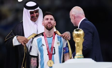 Messi recebe traje real bordado com fios de ouro após ser eleito melhor jogador da Copa do Mundo 2022