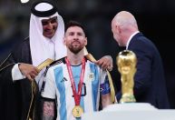 Messi usa traje real bordado com fios de ouro para levantar a taça da Copa