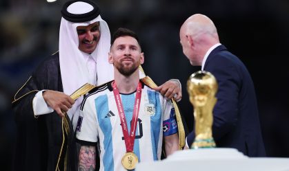 Messi usa traje real bordado com fios de ouro para levantar a taça da Copa