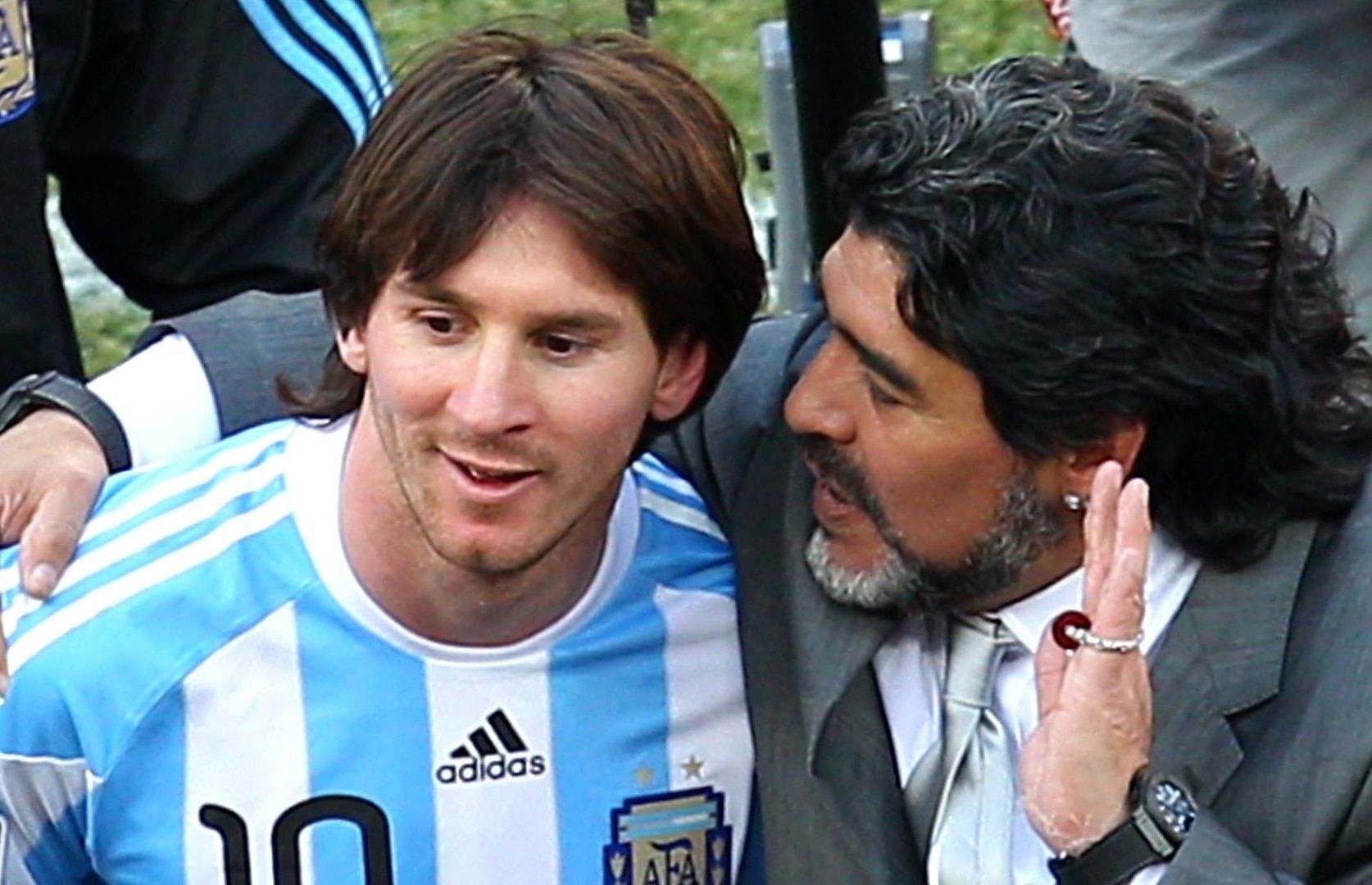 Os craques argentinos Lionel Messi e Diego Maradona, que morreu em 2020