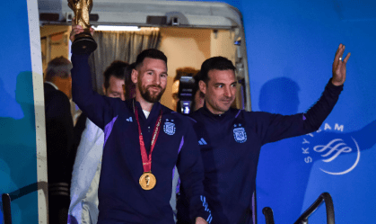 Campeã do mundo, seleção argentina volta para casa para uma Buenas Aires alegre