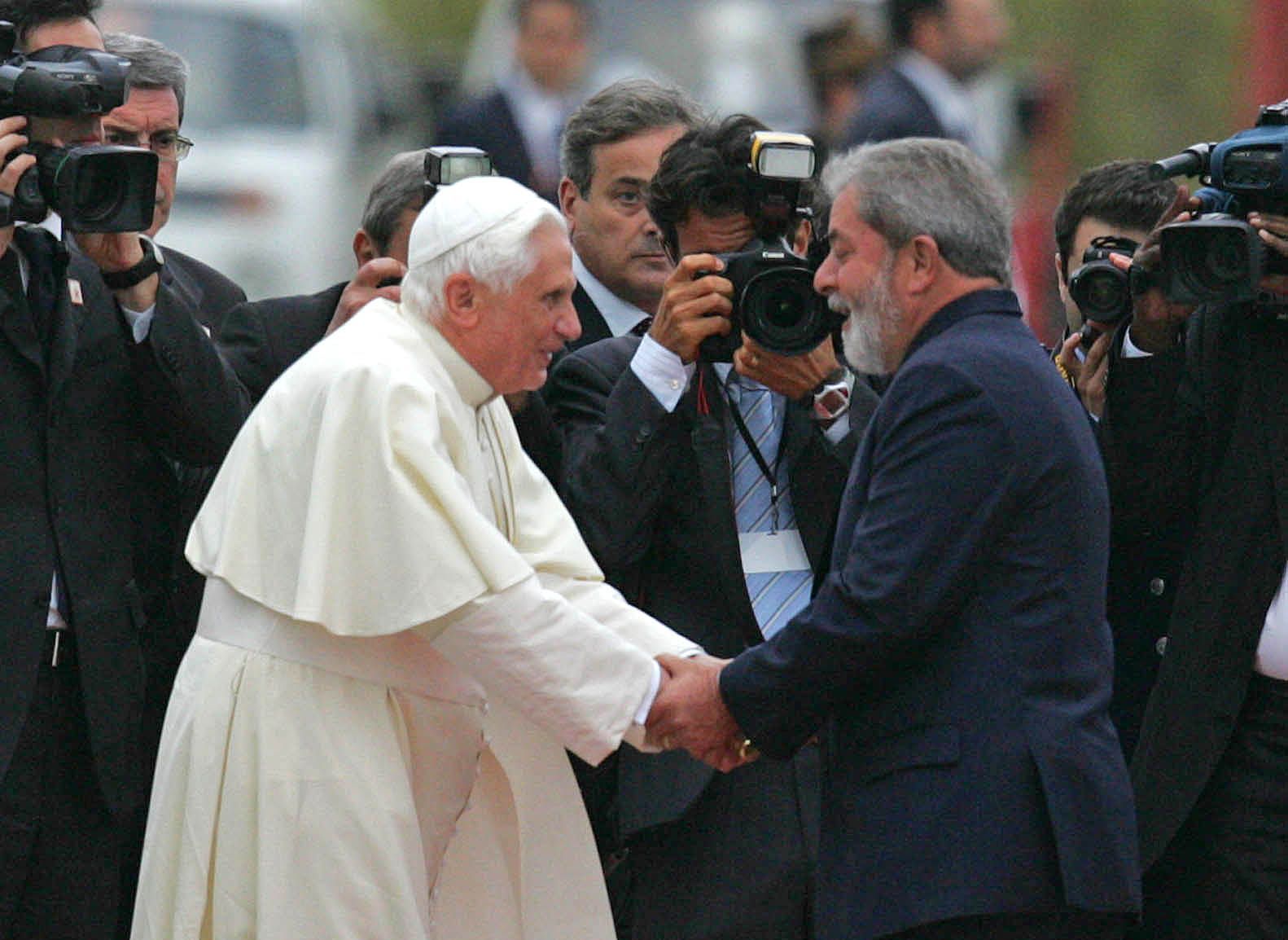 Visita do Papa Bento XVI ao Brasil - 09/05/2007 Brasil, São Paulo, SP. Papa Bento XVI (e) cumprimenta o presidente da República, Luiz Inácio Lula da Silva, na sua chegada à Base Aérea de São Paulo, em Cumbica, Guarulhos, nesta quarta-feira. Luiz Inácio Lula da Silva