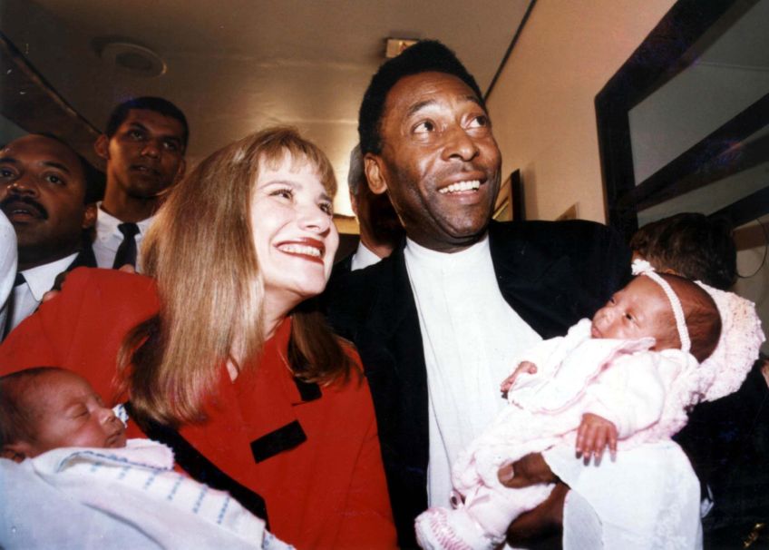 Brasil, São Paulo, São Paulo, 06/11/1996. Na maternidade, Pelé sorri ao apresentar seu casal de gêmeos Joshua e Celeste, junto com sua segunda esposa Assíria. Pasta: 27755. / PAULO PINTO/ESTADÃO CONTEÚDO/AE/Codigo imagem:5493