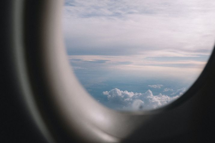 Viagem de avião / peter bucks / via Unsplash