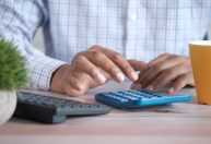 Veja se é mais vantajoso pagar IPTU e IPVA à vista ou parcelados