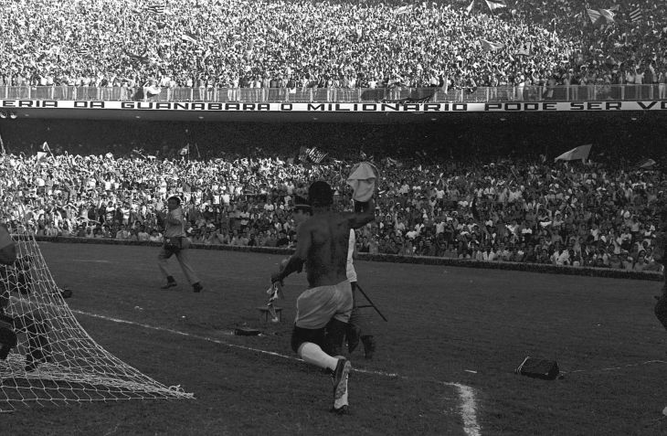 O jogador Pelé dá a volta olímpica no estádio do Maracanã no jogo contra a Iugoslávia, que marcou sua despedida da Seleção Brasileira de Futebol, em 19 de julho de 1971. / Estadão Conteúdo