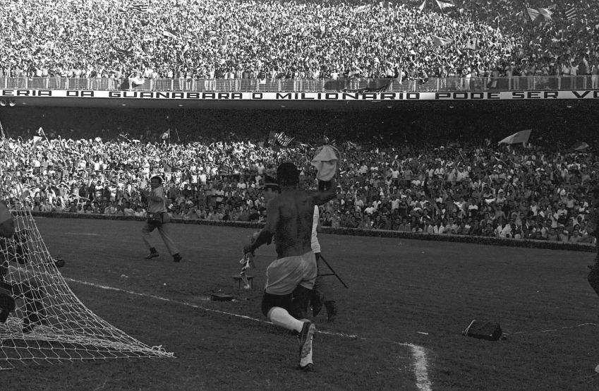 O jogador Pelé dá a volta olímpica no estádio do Maracanã no jogo contra a Iugoslávia, que marcou sua despedida da Seleção Brasileira de Futebol, em 19 de julho de 1971. / Estadão Conteúdo