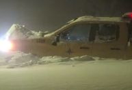Caminhonete fica presa em bloco de neve durante tempestade de inverno no Canadá