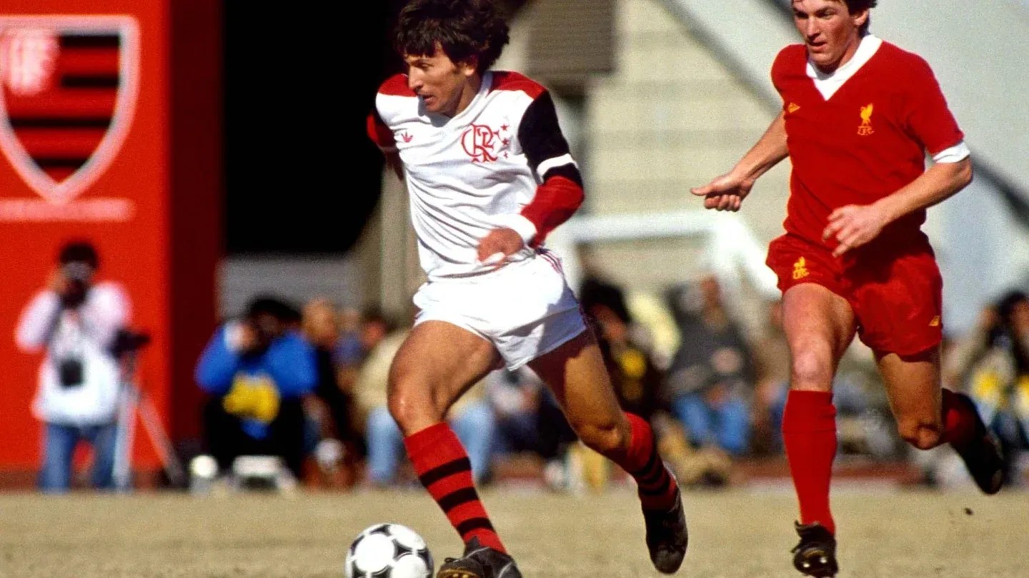 Zico pode não ter marcado na final contra o Liverpool, mas além de ser o craque do time, deu duas assistências na partida. / Divulgação/ Masahide Tomikoshi