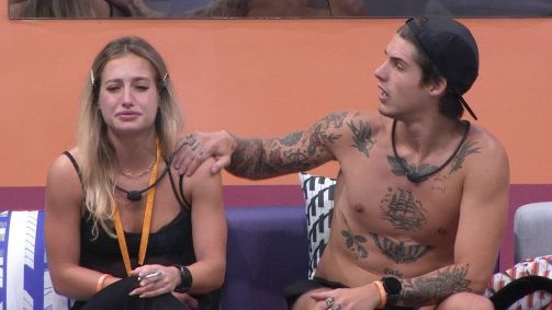 No BBB 23, Gabriel puxa o braço de Bruna Griphao durante discussão.