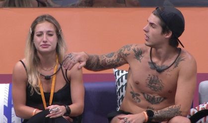 No BBB 23, Gabriel puxa o braço de Bruna Griphao durante discussão.