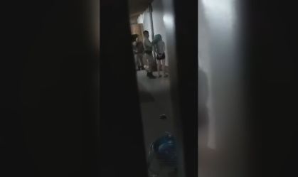 Policiais que colocaram sacola na cabeça de mulher em abordagem viram réus por tortura, roubo e ameaça