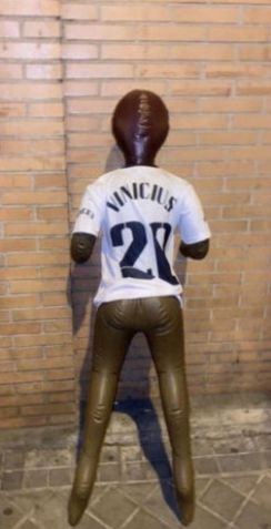 Torcedores do Atlético de Madrid penduraram, nesta quinta-feira (26), um boneco com a camisa do atacante brasileiro Vinícius Júnior, do Real Madrid, amarrado pelo pescoço. / Reprodução