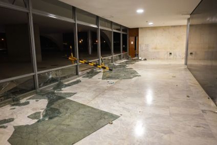 Brasília contabiliza estragos nas sedes dos Três Poderes no dia seguinte a ataque