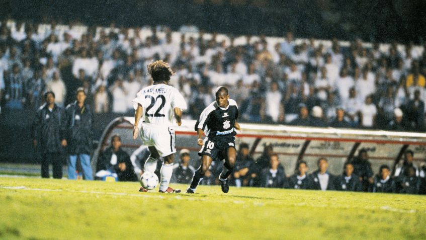 Karembeu, do Real Madrid, disputando lance com Edílson, do Corinthians, durante jogo do Campeonato Mundial de Clubes da Fifa, no Estádio do Morumbi, em 2000 • Arquivo Corinthians