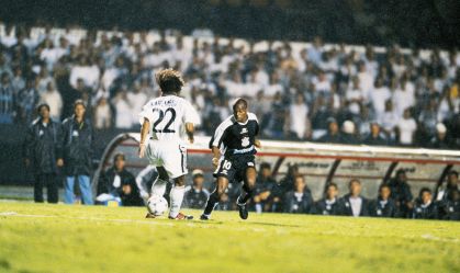 Karembeu, do Real Madrid, disputando lance com Edílson, do Corinthians, durante jogo do Campeonato Mundial de Clubes da Fifa, no Estádio do Morumbi, em 2000