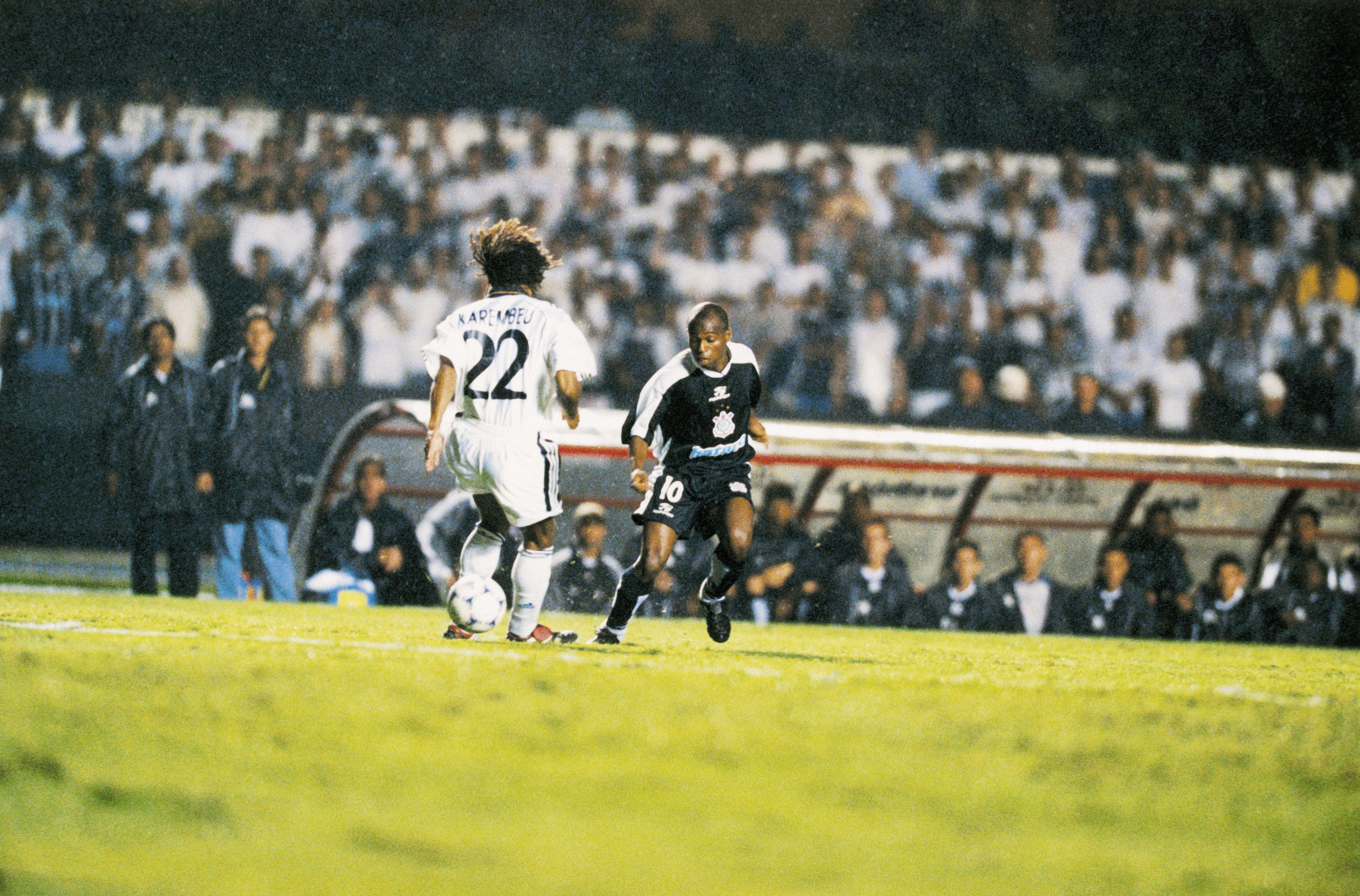 Edílson aplicou um drible desconcertante no zagueiro Karembeu no empate por 2 a 2 com o Real Madrid. / Arquivo Corinthians