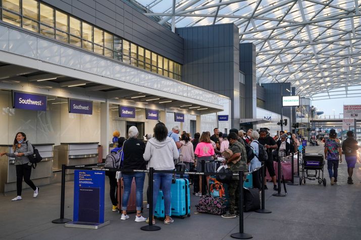 Passageiros fazem fila para despachar malas antes de seus voos no aeroporto internacional de Atlanta Hartsfield-Jackson, em Atlanta, Geórgia, EUA. / 28/06/2022. REUTERS/Elijah Nouvelage