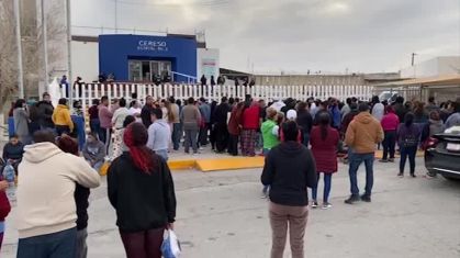 Pessoas se aglomeram ao lado de fora de prisão em Juarez, no México