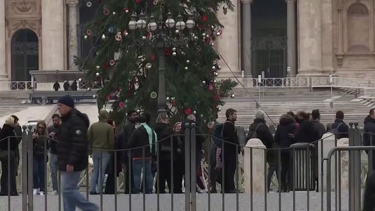 Fiéis formam fila na Basílica de São Pedro para prestar homenagem ao papa emérito Bento XVI. / Reuters